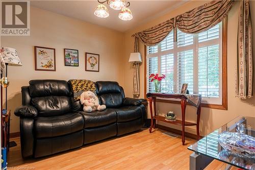 13 Marks Crescent, St. Catharines, ON - Indoor Photo Showing Living Room