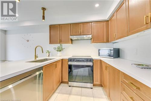 4220 Thomas Alton Boulevard, Burlington, ON - Indoor Photo Showing Kitchen