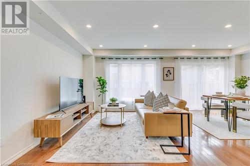 4220 Thomas Alton Boulevard, Burlington, ON - Indoor Photo Showing Living Room