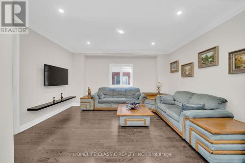 105 Mckenzie Way, Bradford West Gwillimbury (Bradford), ON - Indoor Photo Showing Living Room