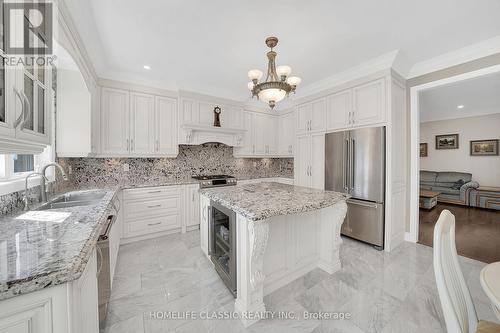 105 Mckenzie Way, Bradford West Gwillimbury, ON - Indoor Photo Showing Kitchen With Upgraded Kitchen