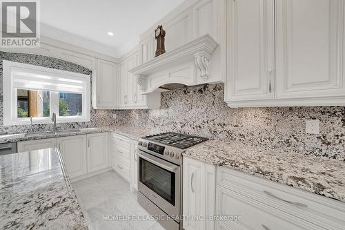 105 Mckenzie Way, Bradford West Gwillimbury (Bradford), ON - Indoor Photo Showing Kitchen With Upgraded Kitchen