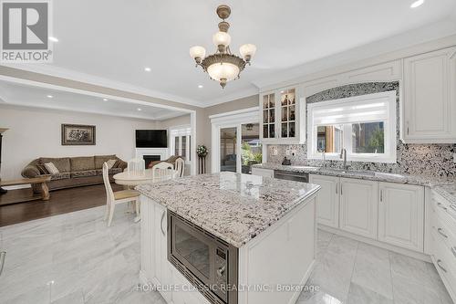 105 Mckenzie Way, Bradford West Gwillimbury (Bradford), ON - Indoor Photo Showing Kitchen With Upgraded Kitchen