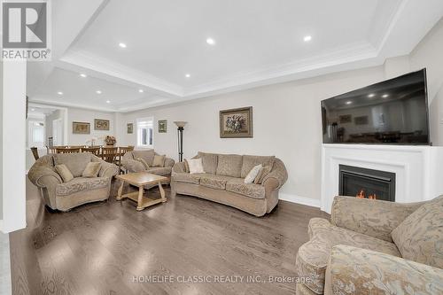 105 Mckenzie Way, Bradford West Gwillimbury (Bradford), ON - Indoor Photo Showing Kitchen With Upgraded Kitchen