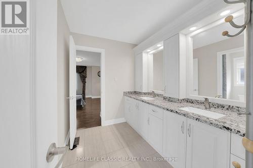 105 Mckenzie Way, Bradford West Gwillimbury, ON - Indoor Photo Showing Bathroom