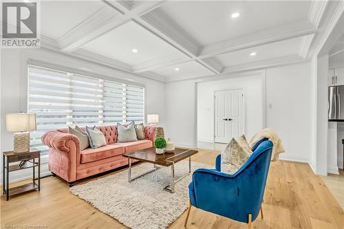 262 Barton Street, Stoney Creek, ON - Indoor Photo Showing Living Room