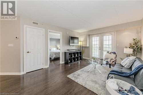 1800 Walkers Line Unit# 310, Burlington, ON - Indoor Photo Showing Living Room