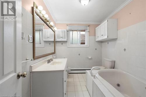 420 West 5Th Street, Hamilton, ON - Indoor Photo Showing Bathroom