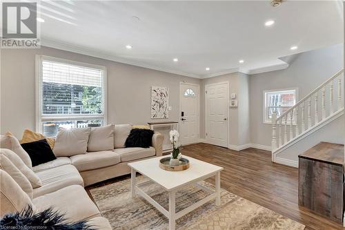 82 East 35Th Street, Hamilton, ON - Indoor Photo Showing Living Room