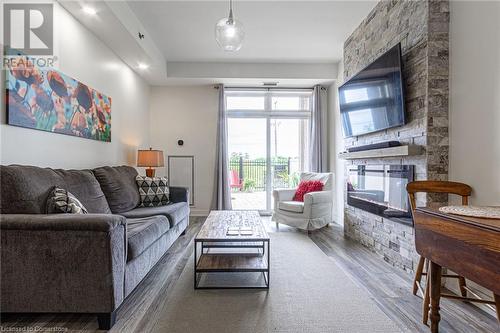 5317 Upper Middle Road Unit# 127, Burlington, ON - Indoor Photo Showing Living Room With Fireplace