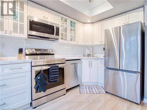 54 - 178 Scott Street, St. Catharines (Lakeport), ON - Indoor Photo Showing Kitchen With Upgraded Kitchen