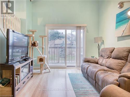 54 - 178 Scott Street, St. Catharines (Lakeport), ON - Indoor Photo Showing Living Room