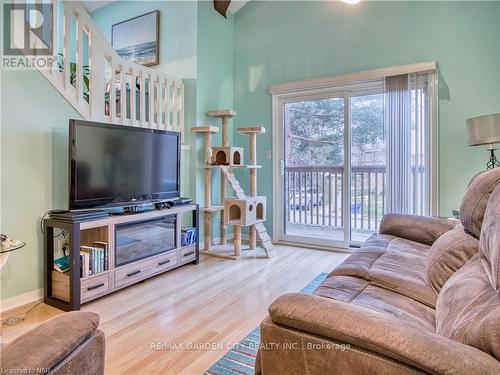 54 - 178 Scott Street, St. Catharines (Lakeport), ON - Indoor Photo Showing Living Room