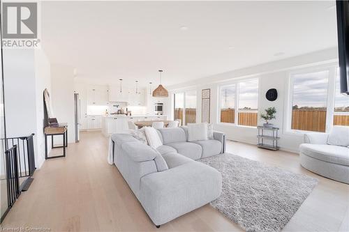 81 Homestead Way, Thorold, ON - Indoor Photo Showing Living Room