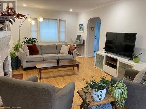 69 Edgar Street, Welland, ON - Indoor Photo Showing Living Room