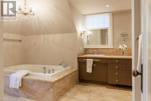 120 Aberdeen Avenue, Hamilton, ON - Indoor Photo Showing Bathroom