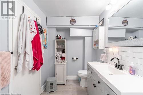 25 Albion Street, Brantford, ON - Indoor Photo Showing Bathroom