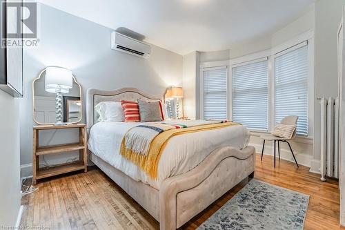 98 Sherman Avenue S, Hamilton, ON - Indoor Photo Showing Bedroom