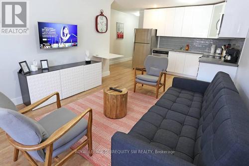 Main - 396 Lansdowne Avenue, Toronto, ON - Indoor Photo Showing Living Room