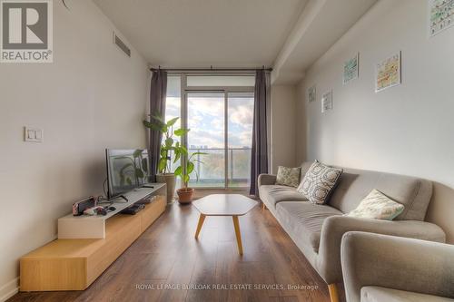 401 - 52 Forest Manor Road, Toronto, ON - Indoor Photo Showing Living Room