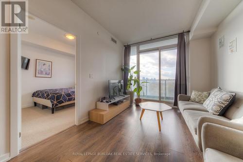 401 - 52 Forest Manor Road, Toronto, ON - Indoor Photo Showing Living Room