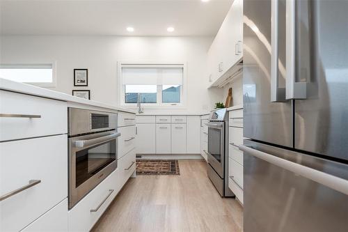 70 Casselman Crescent, Oak Bluff, MB - Indoor Photo Showing Kitchen With Upgraded Kitchen