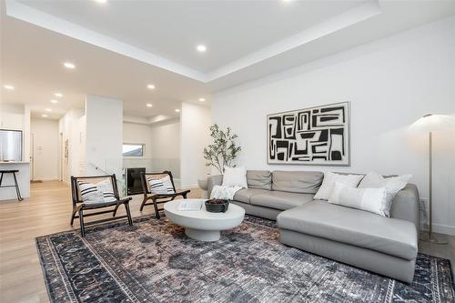 70 Casselman Crescent, Oak Bluff, MB - Indoor Photo Showing Living Room