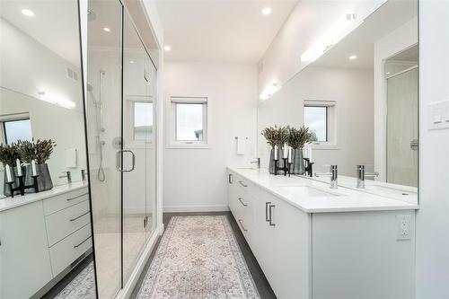 70 Casselman Crescent, Oak Bluff, MB - Indoor Photo Showing Bathroom