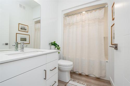 70 Casselman Crescent, Oak Bluff, MB - Indoor Photo Showing Bathroom