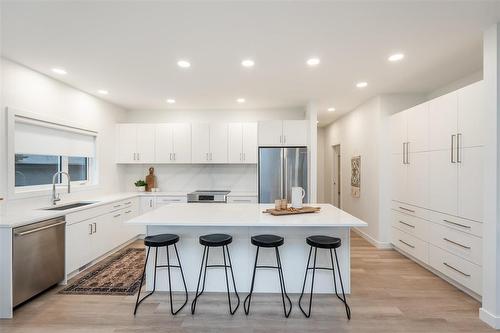 70 Casselman Crescent, Oak Bluff, MB - Indoor Photo Showing Kitchen With Upgraded Kitchen