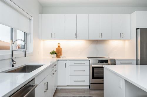 70 Casselman Crescent, Oak Bluff, MB - Indoor Photo Showing Kitchen With Upgraded Kitchen