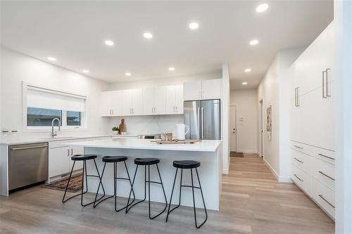 70 Casselman Crescent, Oak Bluff, MB - Indoor Photo Showing Kitchen With Upgraded Kitchen