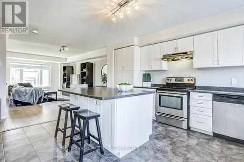 73 Burton Howard Drive, Aurora, ON - Indoor Photo Showing Kitchen With Upgraded Kitchen