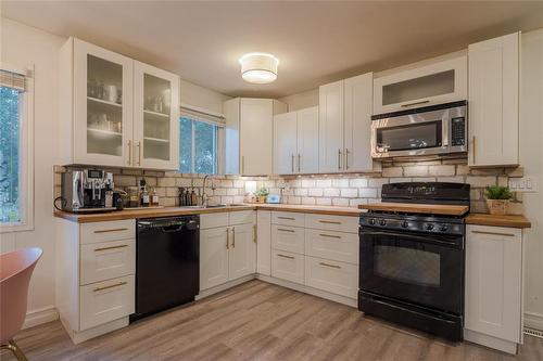 325 Mckenzie Street, Steinbach, MB - Indoor Photo Showing Kitchen