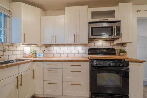 325 Mckenzie Street, Steinbach, MB - Indoor Photo Showing Kitchen