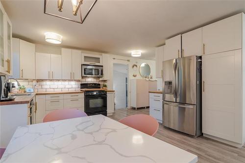 325 Mckenzie Street, Steinbach, MB - Indoor Photo Showing Kitchen