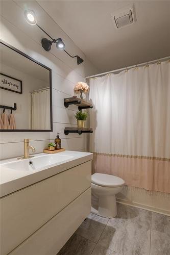 325 Mckenzie Street, Steinbach, MB - Indoor Photo Showing Bathroom