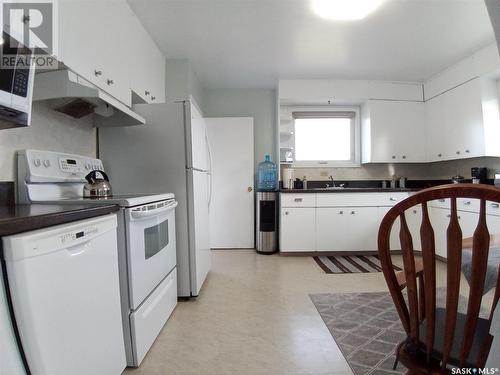 109 5Th Avenue, Hodgeville, SK - Indoor Photo Showing Kitchen With Double Sink