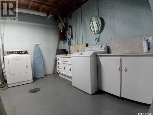 109 5Th Avenue, Hodgeville, SK - Indoor Photo Showing Laundry Room