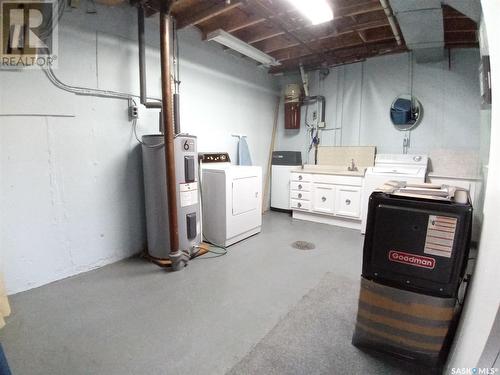 109 5Th Avenue, Hodgeville, SK - Indoor Photo Showing Laundry Room