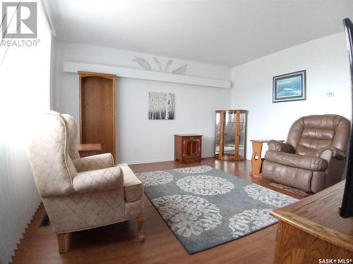 109 5Th Avenue, Hodgeville, SK - Indoor Photo Showing Living Room