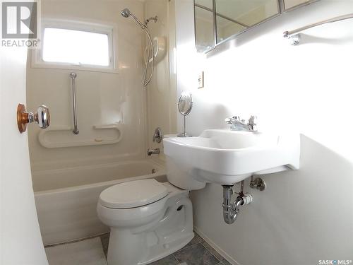 109 5Th Avenue, Hodgeville, SK - Indoor Photo Showing Bathroom