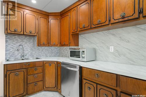 1110 Caribou Street W, Moose Jaw, SK - Indoor Photo Showing Kitchen With Double Sink