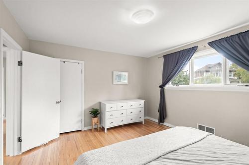 171 Thompson Drive, Winnipeg, MB - Indoor Photo Showing Bedroom