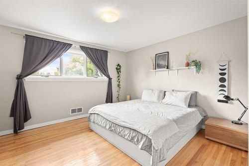 171 Thompson Drive, Winnipeg, MB - Indoor Photo Showing Bedroom