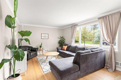 171 Thompson Drive, Winnipeg, MB - Indoor Photo Showing Living Room