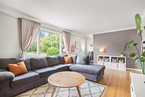 171 Thompson Drive, Winnipeg, MB - Indoor Photo Showing Living Room