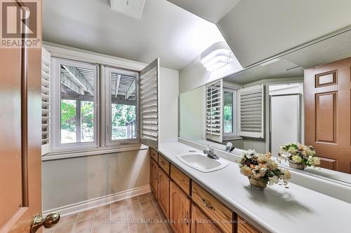 2314 Hoover Court, Burlington, ON - Indoor Photo Showing Bathroom