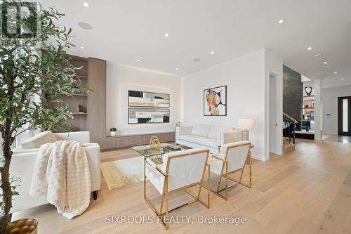 35 Emerald Crescent, Toronto, ON - Indoor Photo Showing Living Room