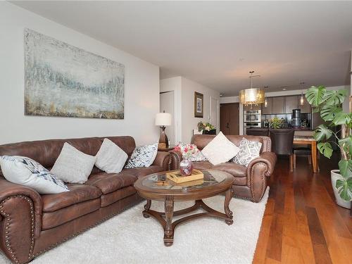 808-100 Saghalie Rd, Victoria, BC - Indoor Photo Showing Living Room